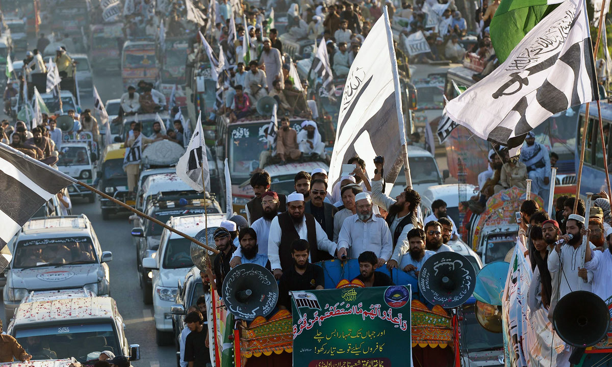 نوجوان ڈھول کی تھاپ پر بھنگڑے ڈالتے رہے،پولیس بینڈ نے بھی خوبصورت دھنیں بکھیریں۔