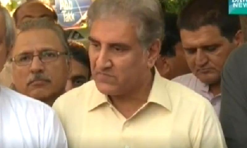 Shah Mehmood Qureshi talking to mediapersons outside the residence of PTI General Secretary Jahangir Tareen Khan. — DawnNews screengrab