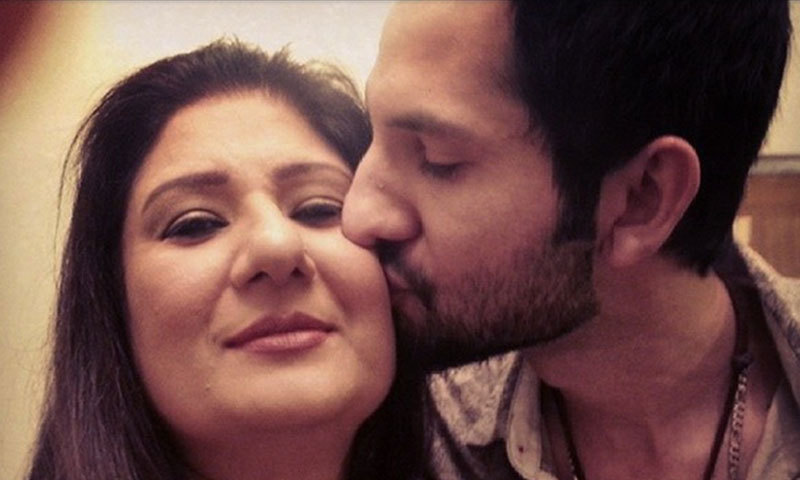  Ainan with his mother, Rubina. – Photo Courtesy showbizpak.com 