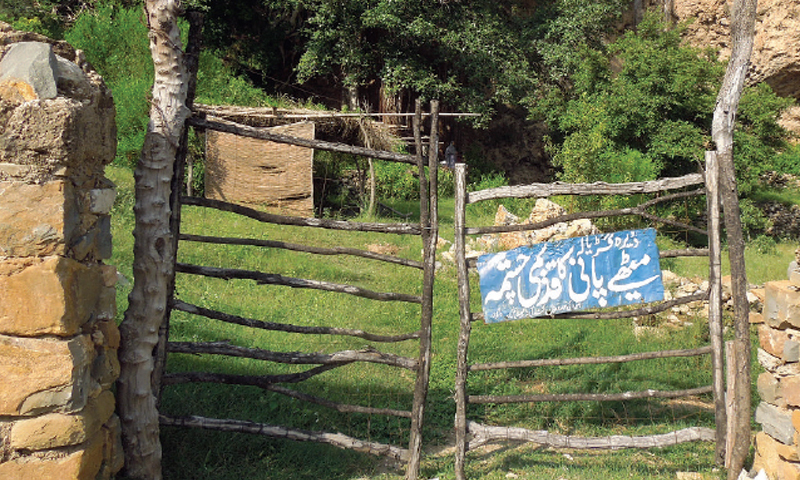 A signboard outside the boundary wall of the caves says ‘Ancient sweet water spring’. A spring flows from the caves which then turns into a stream.