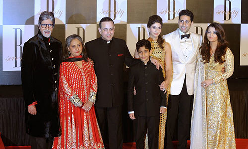 امیتابھ بچن اور کی بیوی جیا بچن، داماد نکھل نندا اور امیتابھ کی بیٹی شویتا نندا، امیتابھ کے بیٹے ابھیشیک بچن اور بہو ایشوریہ رائے بچن — اے ایف پی فوٹو
