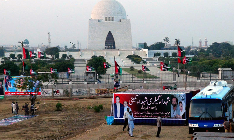 مزارِ قائد کے سامنے اٹھارہ اکتوبر کے جلسے کی تیاریاں کی جارہی ہیں۔ —. فوٹو آئی این پی