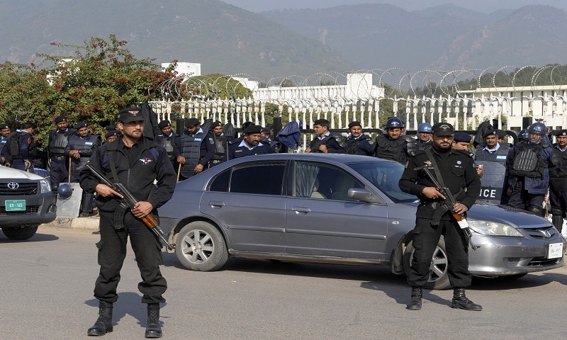  Islamabad police personnel gather during PTI's rally 