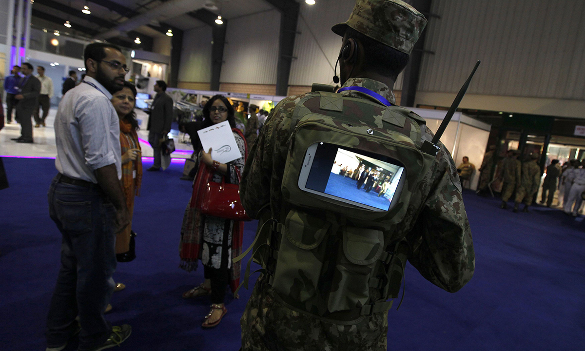 ایک فوجی آئیڈیاز نمائش کے دوران ایک گن کی خوبیاں وہاں آنے والے افراد کو دکھا رہا ہے &mdash; رائٹرز