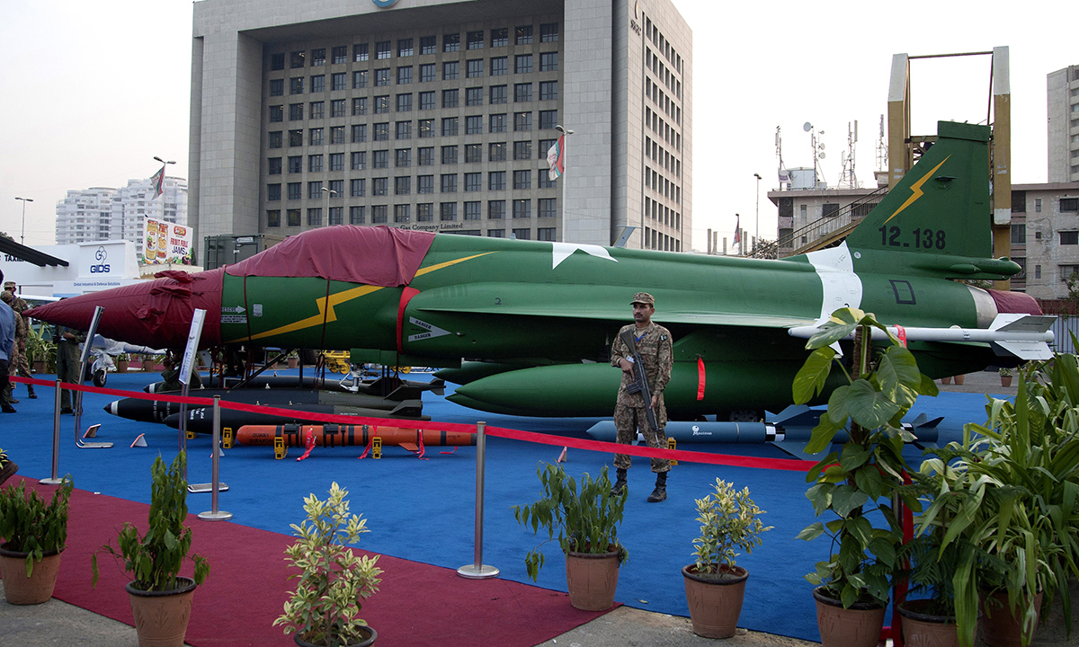 یہ طیارہ پاکستان اور چین نے مل کر تیار کیا ہے جسے آئیڈیاز نمائش میں رکھا گیا ہے &mdash; اے پی فوٹو