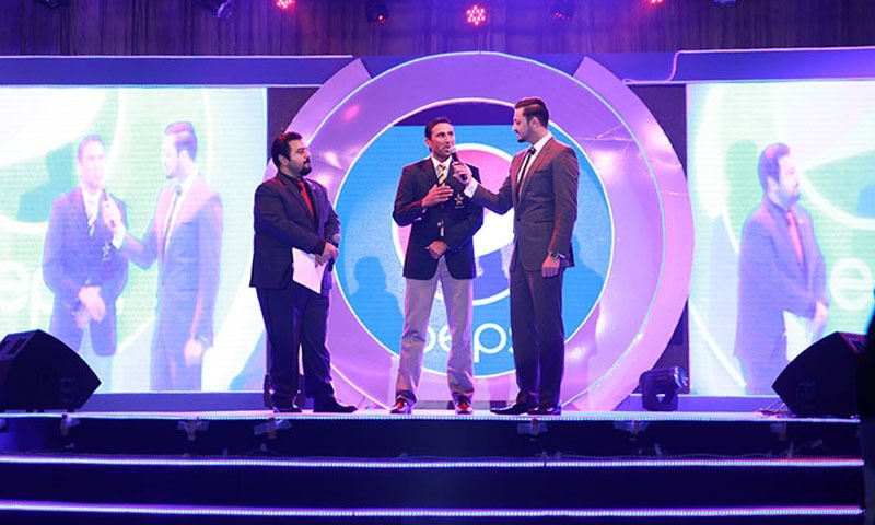 یونس خان کا انٹرویو لیا جارہا ہے، احمد بٹ بائیں جانب کھڑے ہیں &mdash; پبلسٹی فوٹو