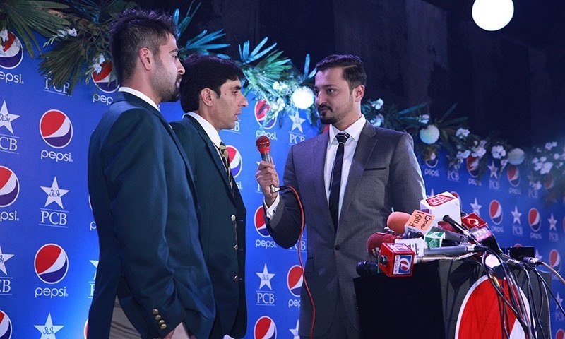 احمد شہزاد اور مصباح الحق کا انٹرویو لیا جارہا ہے &mdash; پبلسٹی فوٹو