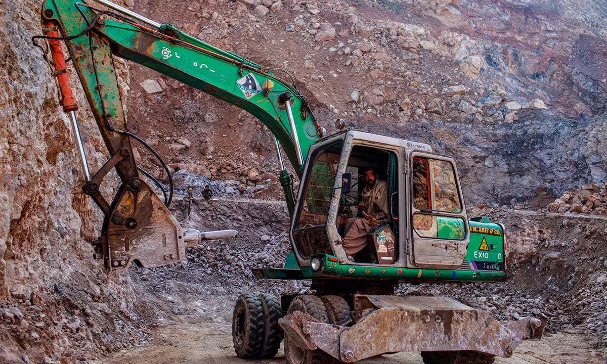 25 سالہ علی خان پتھر توڑنے والی سائٹ پرایک کرین پرڈارئیور ہے۔ اس کا کہنا ہے کہ میں اپنے بیٹے کو یہاں کام پربھیجنے بجائے تعلیم حاصل کرنے کیلئے اسکول بھیجا پسند کرے گا &mdash; فوٹو: رائیٹرز