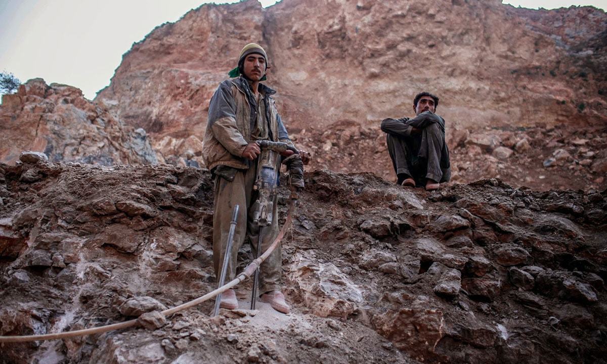 صوابی سے تعلق رکھنے والا 15 سالہ محمد علی اور اس کا ایک دوست پہاڑوں میں ڈرلنگ کاکام کر رہے ہیں۔ چھوٹے سوراخوں کو بعد میں بارود سے بھرکر دھماکہ کیا جاتا ہے &mdash; فوٹو: رائٹرز