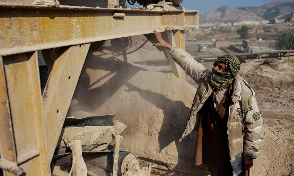 23 سالہ سمیع اللہ یہاں پر 15 سال کی عمر سے کام کررہا ہے۔ کام کے دوران وہ اپنے چہرے کو کپڑے سے ڈھانپ کررکھتا ہے کیونکہ اس کو پتھر توڑے کیلئے استعمال کئے جانے والے بارود کی دھول سے پھیپھڑوں کا کینسر ہو چکا ہے &mdash; فوٹو: رائٹرز