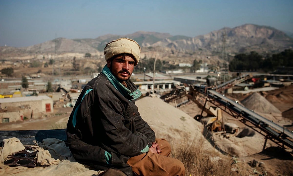 زرگون خان یہاں ایک بلڈوزر کا ڈارئیور ہے۔ اس کا کہنا ہے کہ &rsquo;سخت ترین آدمی مشکل ترین مشینیں چلاتے ہیں اور وہ یہ کام کررہا ہے&lsquo; &mdash; فوٹو: رائٹرز