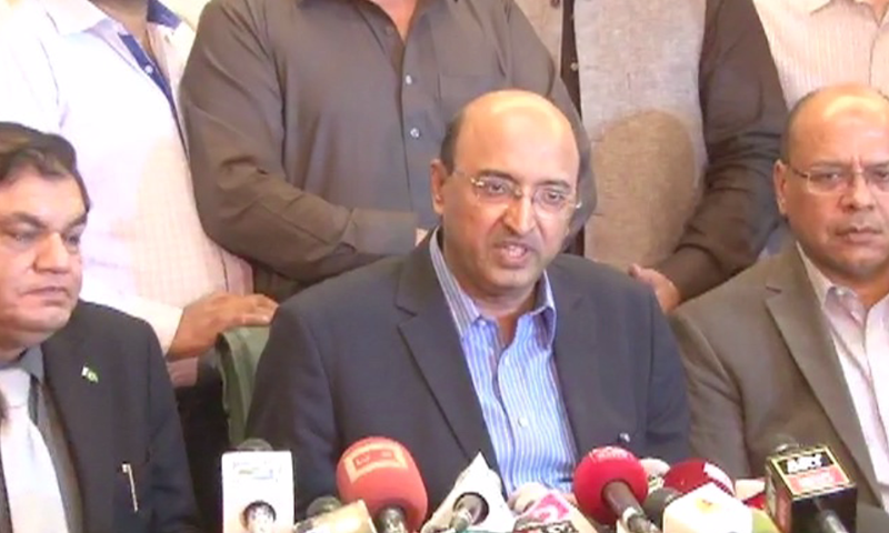 CPLC chief Ahmed Chinoy addressing a press conference in Karachi. — DawnNews screengrab