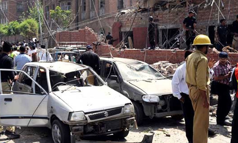 2009 میں لاہور میں آئی ایس آئی دفتر پر حملے کا منظر جس میں 30 افراد ہلا ک اور 300 زخمی ہوگئے تھے — اے ایف پی فائل فوٹو