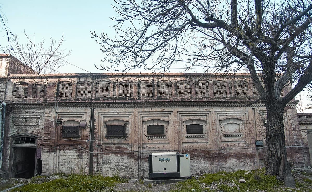 خواتین کیلئے مختص حصہ کی بیرونی دیوار  اور  عمارت کے دو حصوں کو ملانےوالے تنگ راستہ کا دروازہ۔