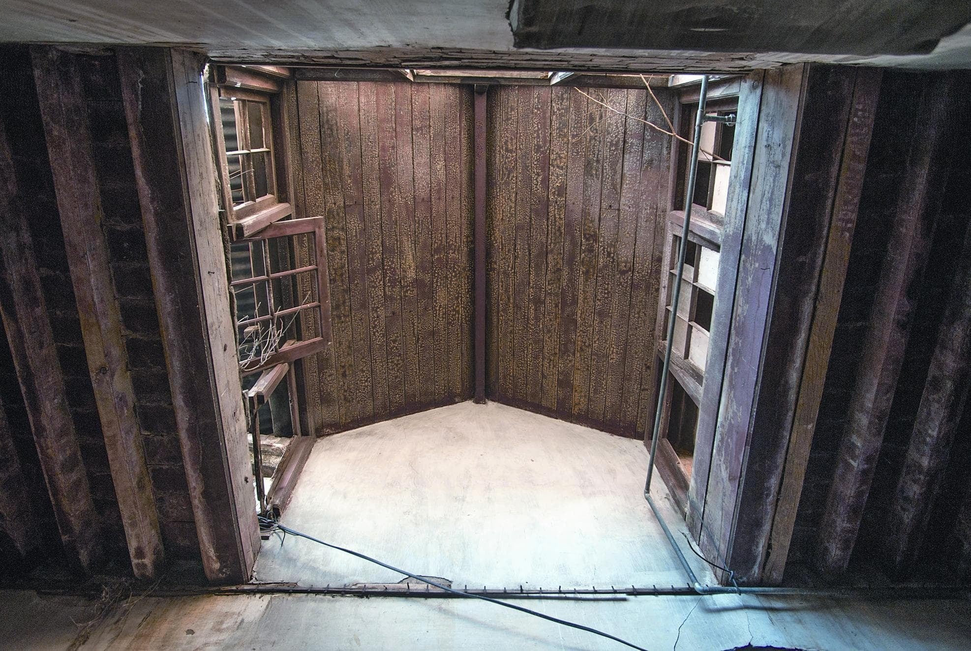 ماضی میں بجلی سے محروم عمارت میں تنگ راستوں کو روشن کرنے کیلئے لکڑی کی چھتوں میں روشن دان اور کھڑکیاں نصب کی گئیں۔