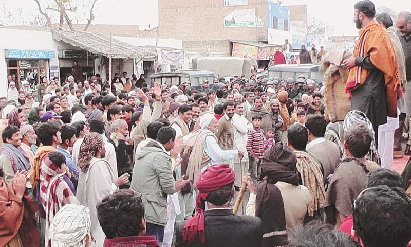 SAHIWAL: Police vehicles surround farmers gathered in Pakpattan on Sunday before they tried to march on Islamabad for the acceptance of their demands.—Dawn