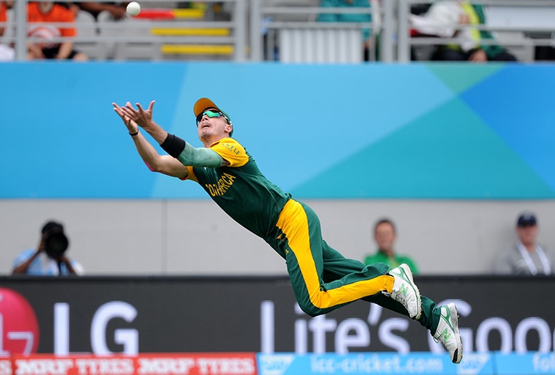 ڈیل اسٹین نے احمد شہزاد کا شاندار کیچ لیا۔ فوٹو اے پی