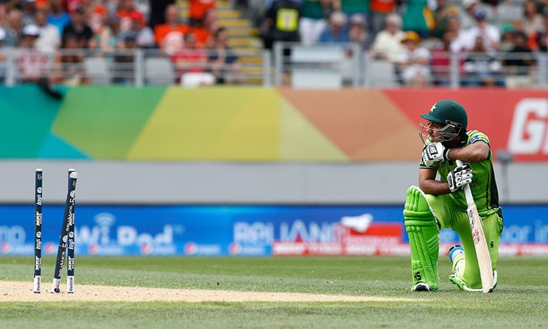 سرفراز احمد رن آؤٹ ہونے کے بعد مایوس بیٹھے نظر آ رہے ہیں۔ فوٹو رائٹرز