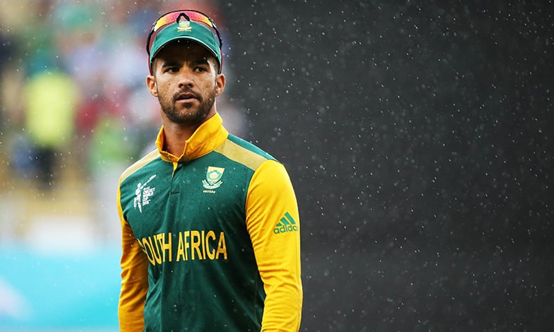 جنوبی افریقی کھلاڑی جین پال ڈومینی بارش کے باعث میدان سے باہر جا رہے ہیں۔ فوٹو اے ایف پی