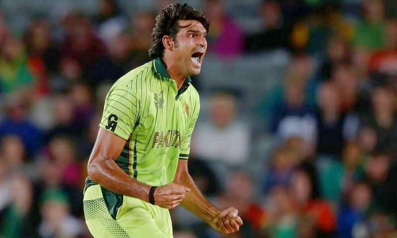 عرفان کا کوئنٹن ڈی کوک کو آؤٹ کرنے کے بعد جارحانہ انداز۔ تصویر بشکریہ آئی سی سی