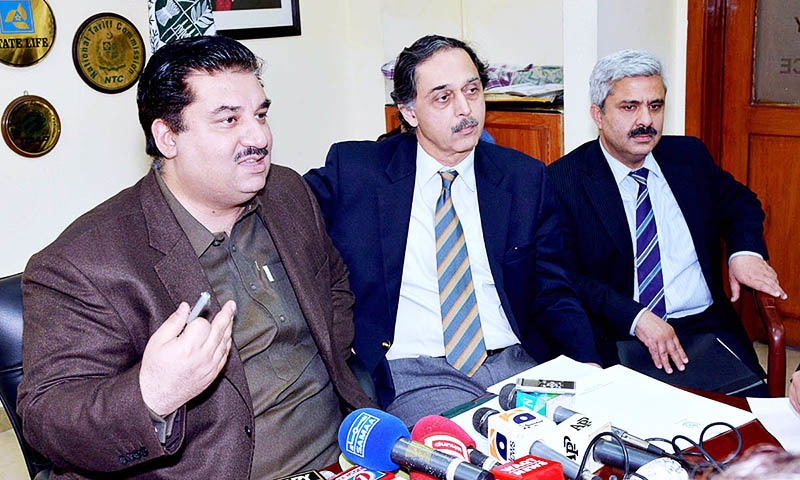 APP99-12
ISLAMABAD: March 12 - Federal Minister for Commerce, Engr. Khurram Dastgir addressing the press regarding the successes made in the Pak-US Business Opportunities Conference. APP 
 —