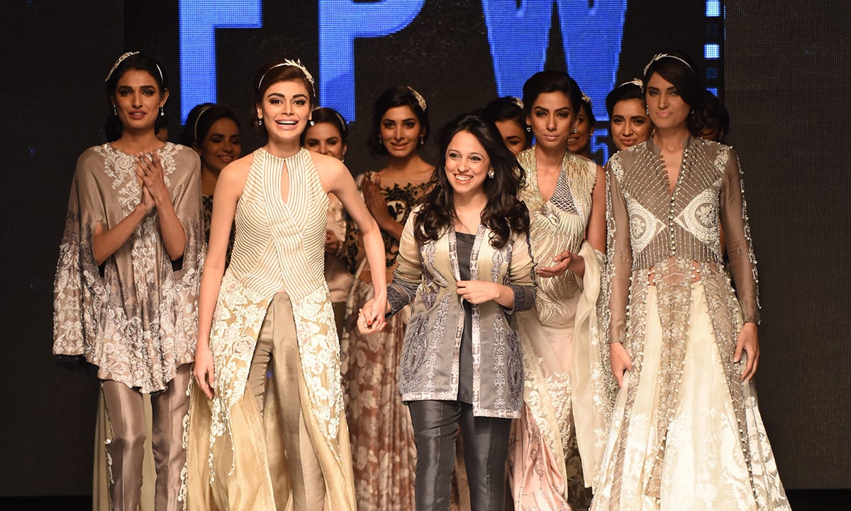 Nida Azwer with models.- Tapu Javeri