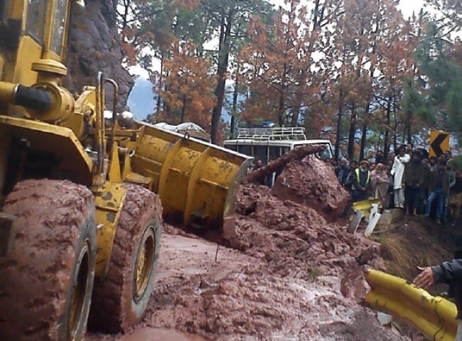 Highway machinery clearing road near Aliot damaged by landslide. — Photo by the writer