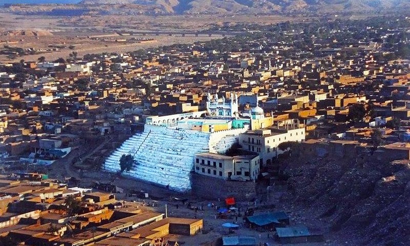 ڈیرہ غازی خان میں حضرت سخی سرورؒ کے مزار کا ایک طائرانہ منظر۔ &mdash;. فوٹو اوپن سورس میڈیا
