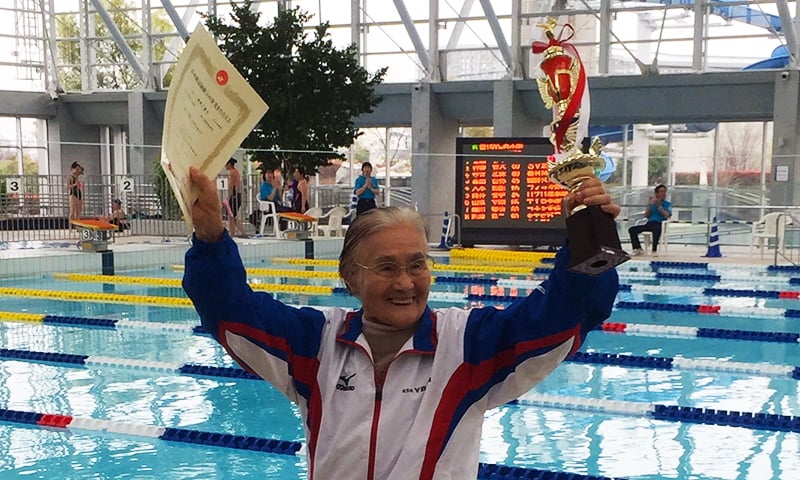 مائیکو ناگوکا مقابلہ جیتنے کے بعد کپ اور سرٹیفکیٹ کے ہمراہ خوشی کا اظہار کرتے ہوئے۔ &mdash;. فوٹو اے ایف پی