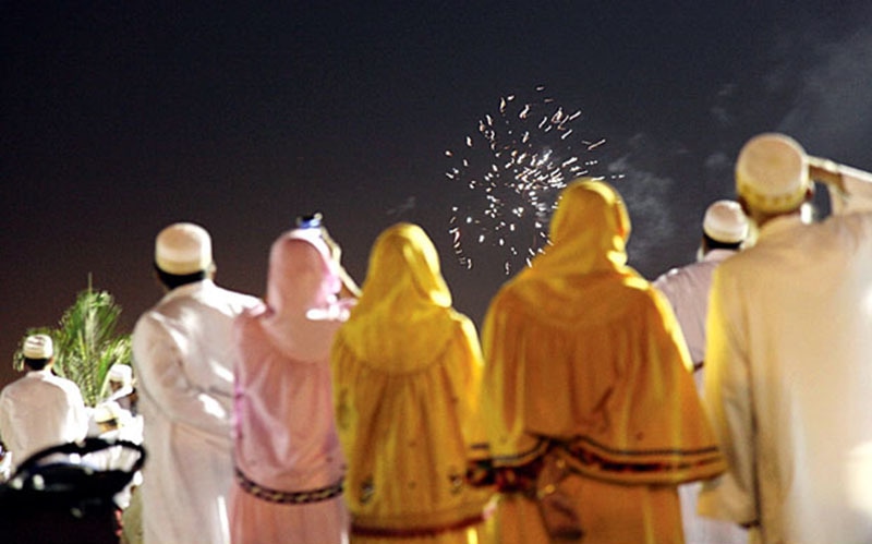 Men and women from Pakistan’s Bohra community (a Shia sub-sect) watch fireworks in Karachi.