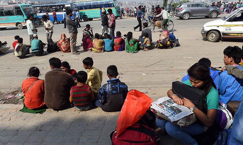 زلزلے کے مزید آفٹرشاکس سے خوفزدہ نیپالی عوام کھٹمنڈو سے منتقلی کے لیے بس اڈے پر جمع ہیں&mdash;۔فوٹو/اے ایف پی