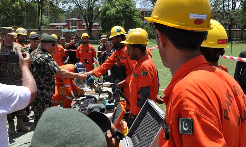 The army chief also met Pakistani relief workers and appreciated their efforts towards providing relief to victims of the devastating 7.9 magnitude earthquake which hit Nepal on April 25. ─ Photo: ISPR