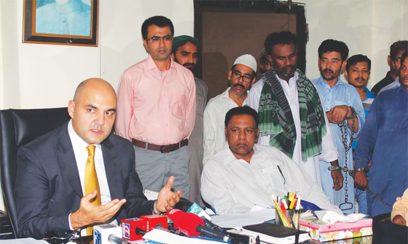 Director of the FIA anti-human trafficking cell Ashfaq Alam briefs the media on Monday on the detention of some foreigners having CNICs issued by Nadra officials.—PPI