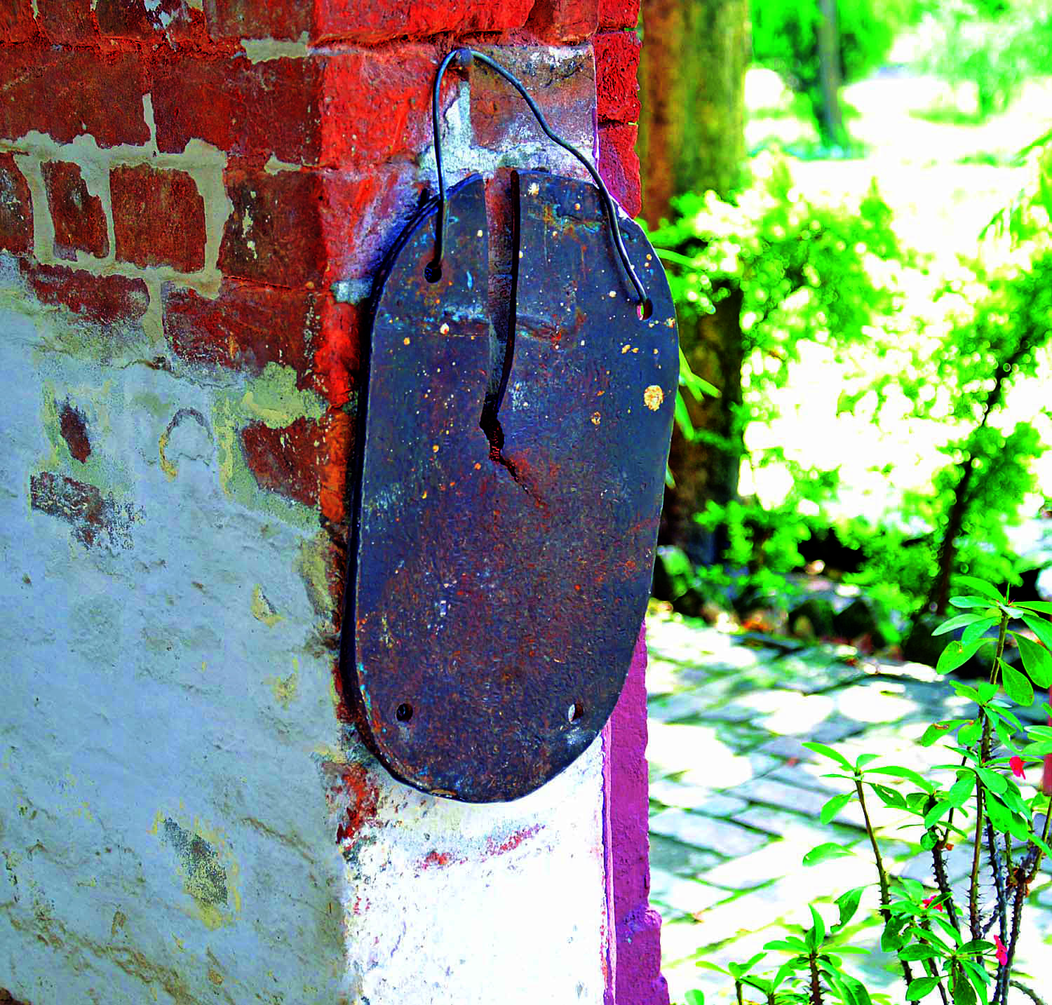 لوہے کی یہ گھنٹی گزشتہ 130 برس سے یہاں لگی ہوئی ہے اور اب بھی استعمال ہورہی ہے&mdash; تصاویر خرم امین