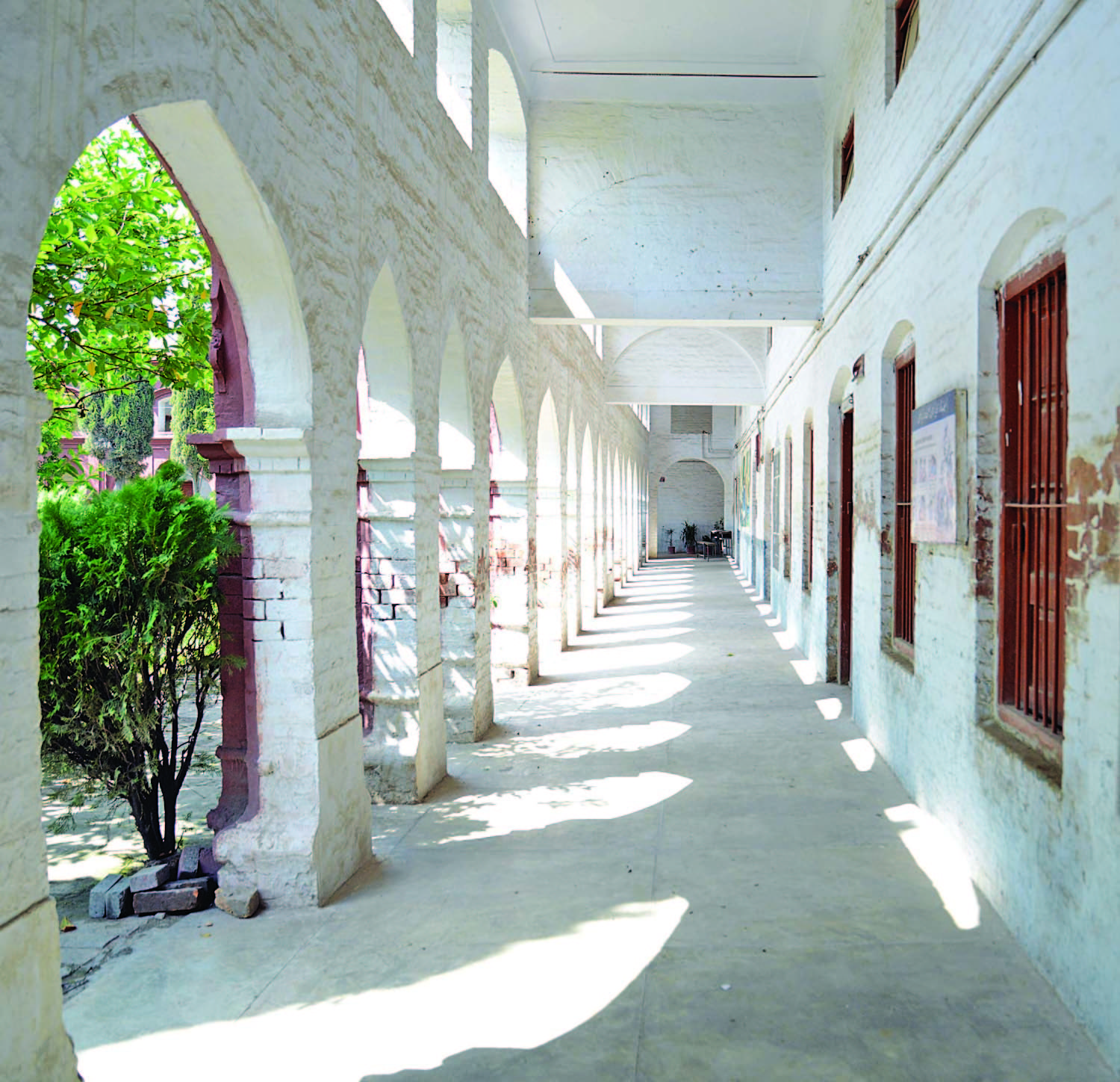 کلاس رومز کے سامنے موجود طویل برآمدہ