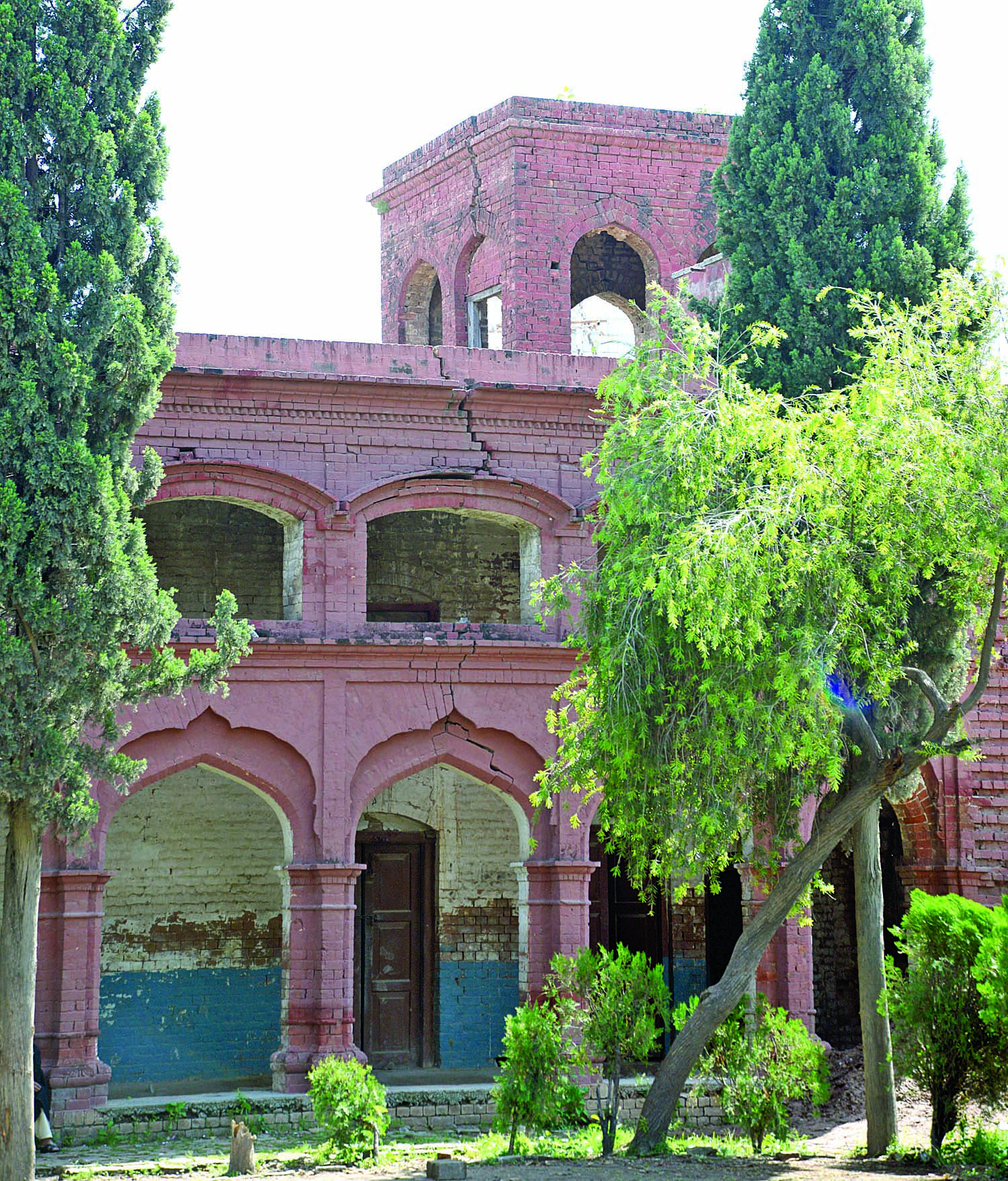 ماضی کی یہ شاہکار عمارت آج خستہ حالی کا شکار ہے۔