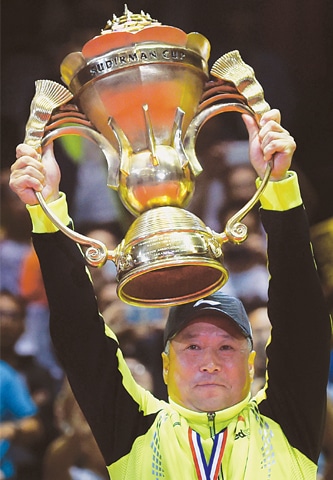 DONGGUAN: China&rsquo;s head coach Li Yongbo lifts the trophy after his team&rsquo;s victory over Japan in the Sudirman Cup final on Sunday.&mdash;AFP