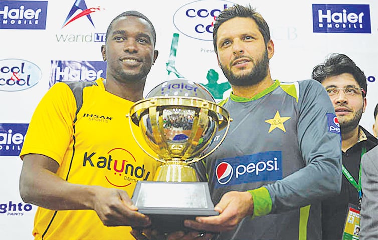 Skippers Shahid Afridi and Elton Chigumbura pose with the series trophy.&mdash;White Star
