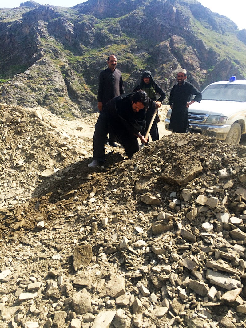 These energetic Khyber Khasadar Force men removed the gravel to clear the route back to Peshawar.