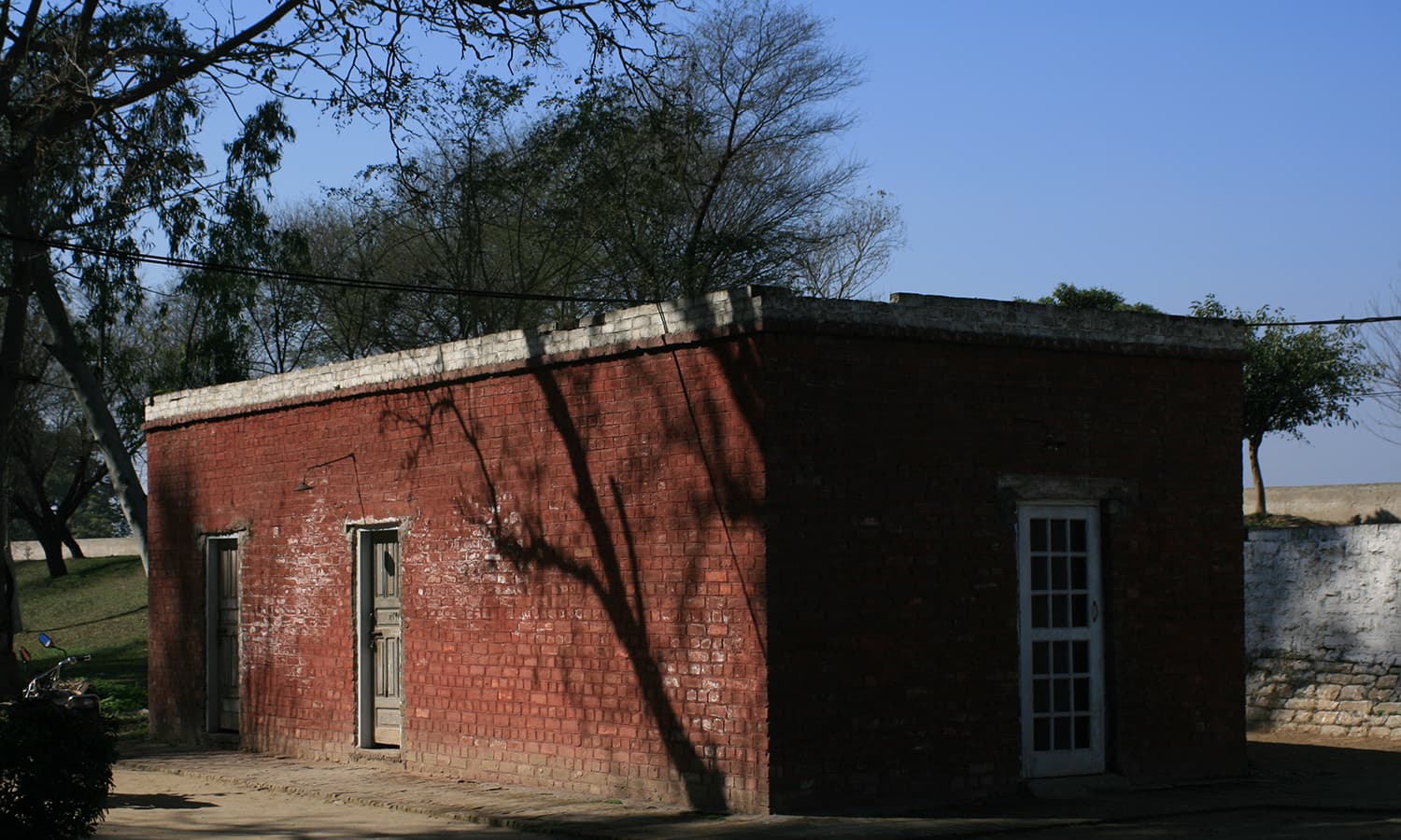 Pathar Kothi (Stone Mansion) is one of the series of rest houses built in the late 19th century along Jhelum river in Rasul village.