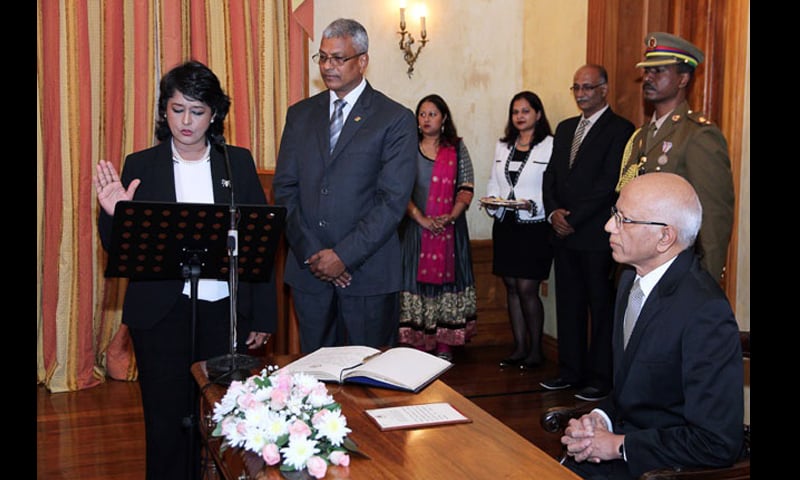 ڈاکٹر امینہ گوریب ماریشس کی پہلی خاتون صدر کا حلف اُٹھارہی ہیں۔ —. فوٹو اے ایف پی