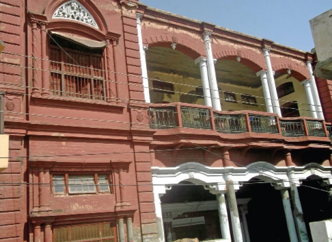 Lal Haveli, a grand house built by two Hindu traders, Hari Chand and his brother Bishan Das, in 1933. Currently Tahir Farooqi lives here along with his family.