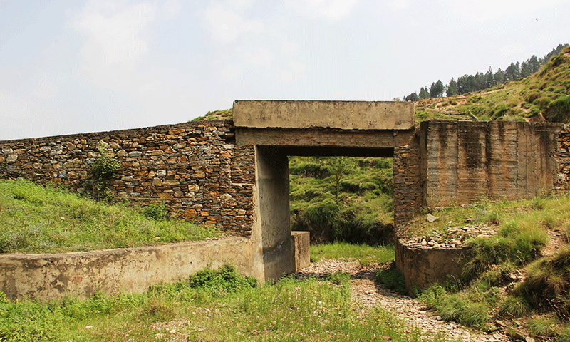 A bridge connecting both sides of the graveyard along the canyon. &mdash; Photo by author