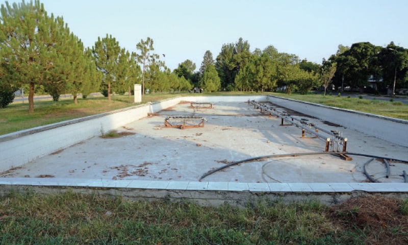 Fountains at the two ponds on 7th Avenue remain out of order. &mdash; Photos by Ishaque Chaudhry