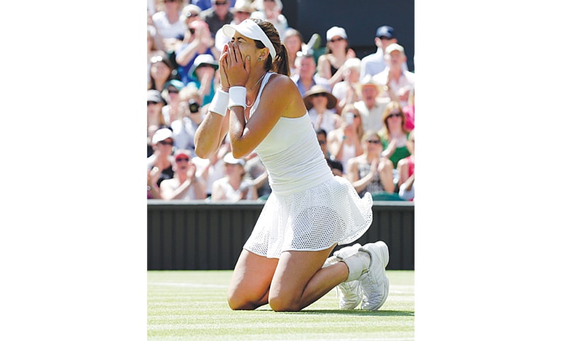Garbine Muguruza falls on her knees after defeating Agnieszka Radwanska. &mdash; AP