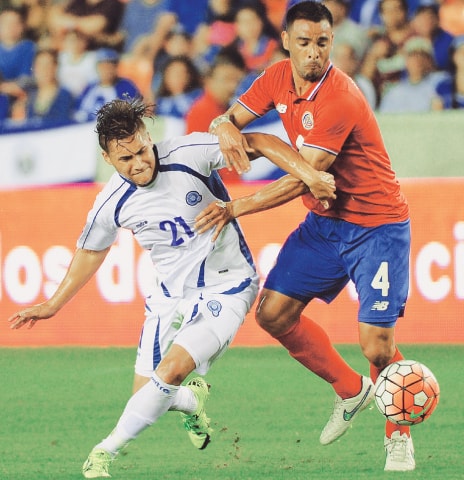 HOUSTON: El Salvador&rsquo;s Dustin Corea (L) and Costa Rica&rsquo;s Michael Uma&ntilde;a vie for the ball during their CONCACAF Gold Cup match.&mdash;AP