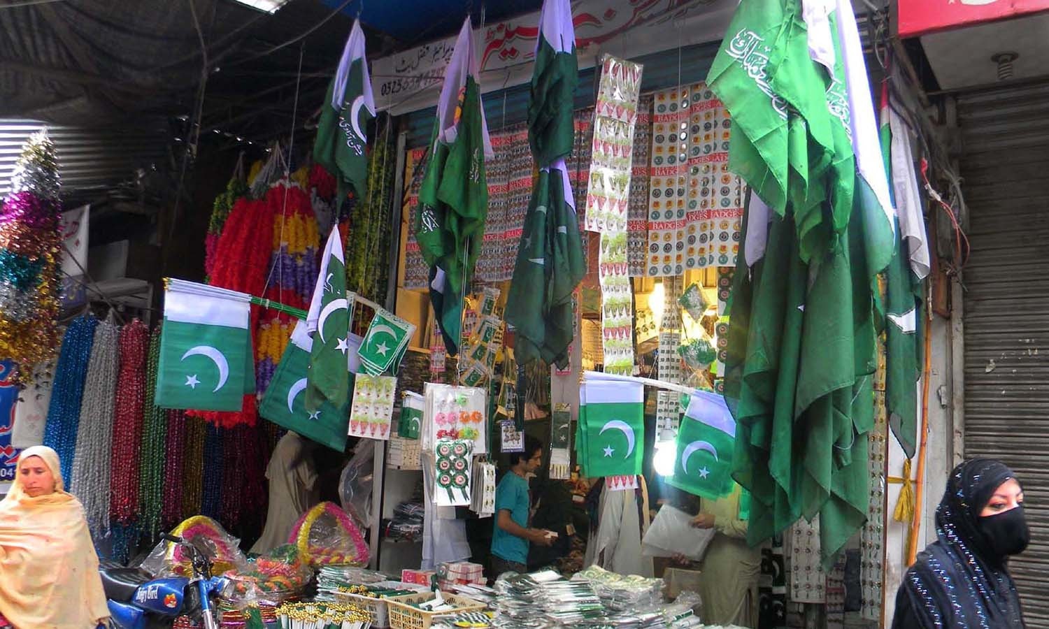 A whole sale dealer in Rawalpindi arranging the Independence Day related commodities at Urdu Bazaar as the nation starts preparations to celebrate the Independence Day of Pakistan in befitting manners. ─ INP