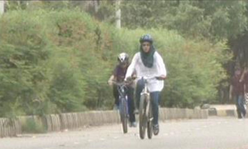 سائیکل ریس میں 20 لڑکیوں نے حصہ لیا