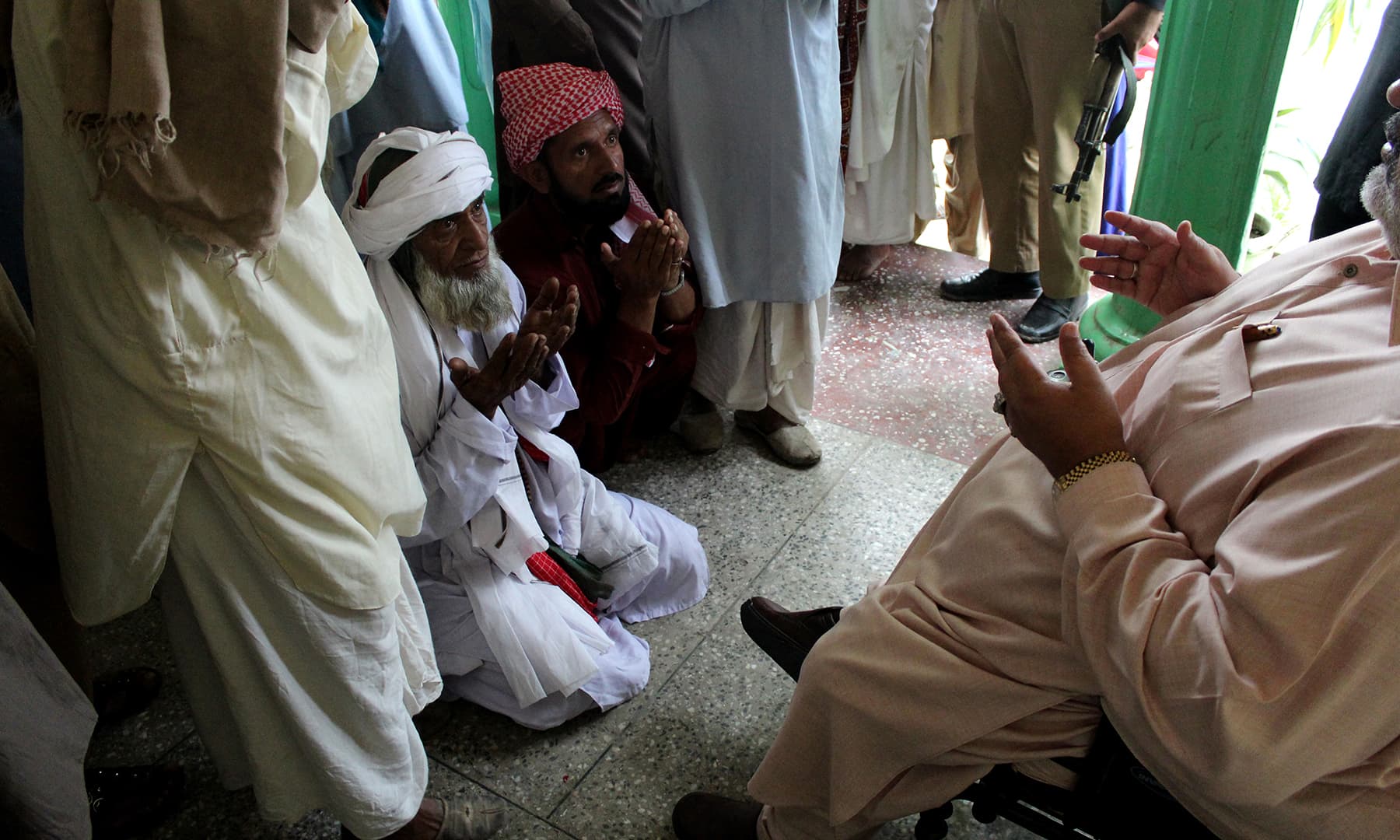 Iftikhar Hassan Gilani blessing his devotees at Shams Mahal | Danyal Adam Khan