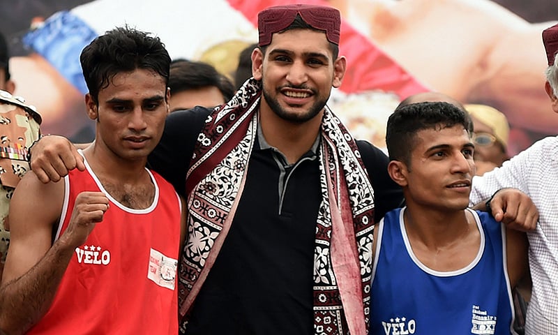 British boxer Amir Khan (C) poses for a photograph with Pakistani boxers Jahan Zaib Khan (R) and Sheroz Kachi (L) in Karachi. — AFP